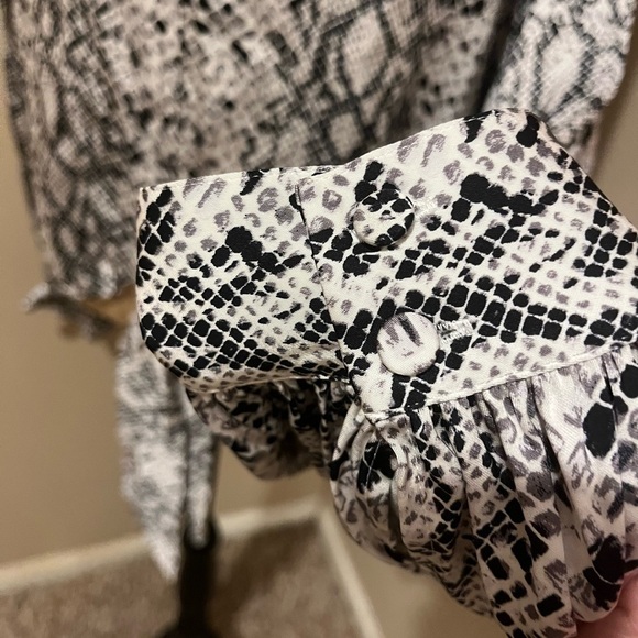 NWT Good American Snake-Print Cropped Top Tie-Front Long Sleeve Blouse SZ
3XL/ 6 - Picture 6 of 8
